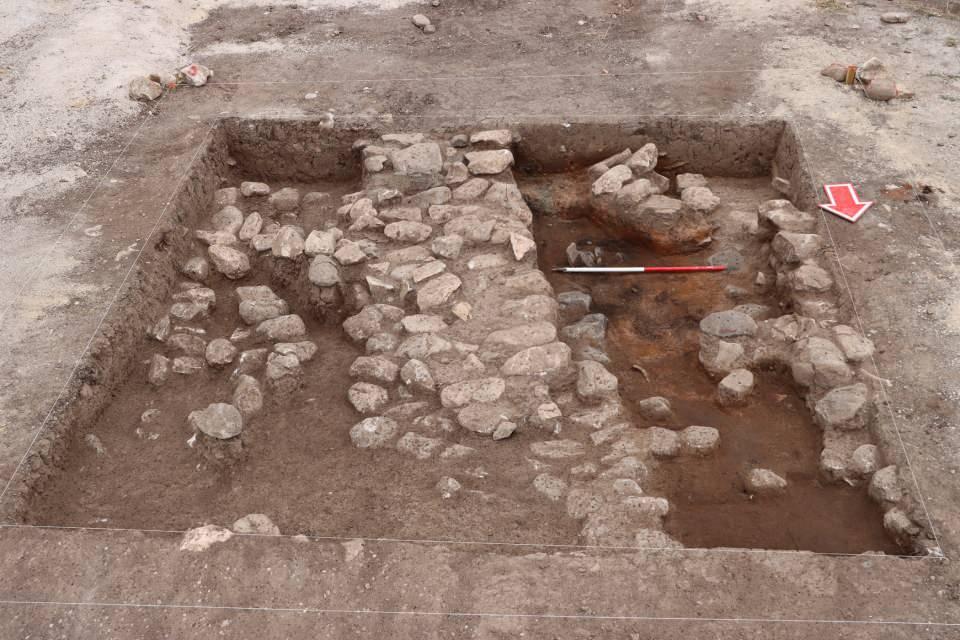 <p>Kemik ve diş minelerinden alınan örneklerle ortaya tam sonuç ortaya çıkacak. Neolitik dönem içerisindeki verileri sunmakta. Bu çocuğun yerleşim alanının içerisinde gömülü olmasının sebebi, o dönemde çocuğu korumak, o çocuğun acısını beraberinde taşımaktı. Çocuğun intramural bir yerleşim içerisinde hastalıktan ve travmatik bir sebepten öldüğünü düşünüyoruz” dedi.</p>