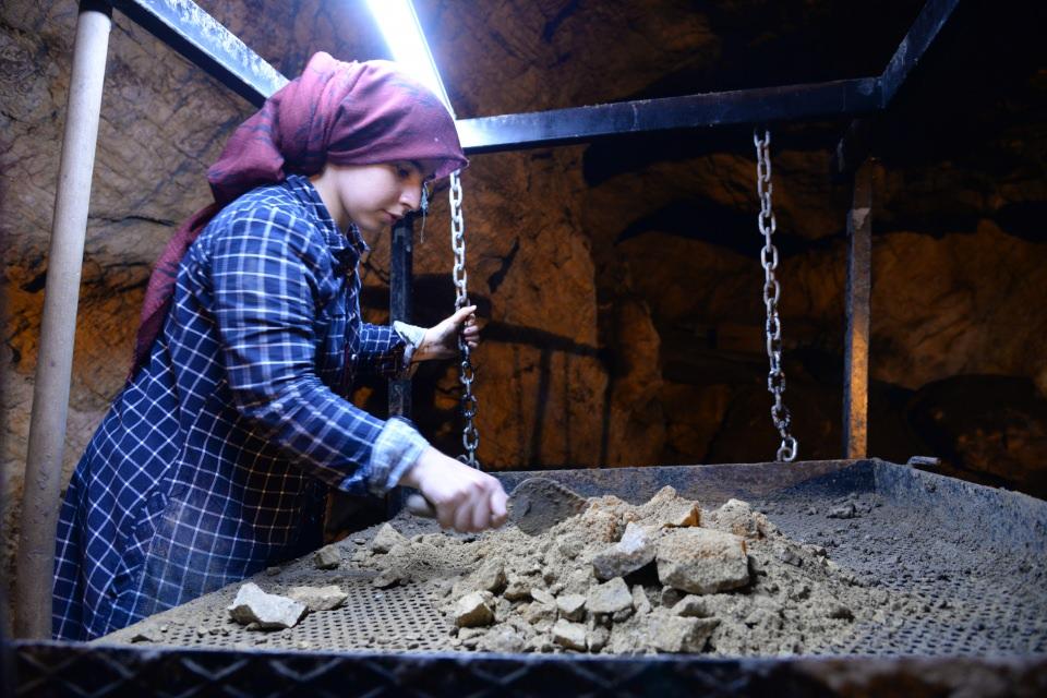 <p>"Normal koşullarda böyle bir yerde Prehistorik yani tarih öncesi dönemlerde yerleşimin olmaması gerekiyor. Tarih öncesi dönemlerdeki insanlar mağaraları barınak, sığınak amacıyla kullanıyorlar ama bunu yaparken de mutlaka mağaranın girişinin doğu ya da güneydoğuya bakması ve akarsu seviyesine yakın olması gerekiyor. Niye? Su ihtiyacını sağlasın, aynı zamanda akarsu boyunca yetişen gıdalardan faydalansın diye. Burası tam tersi bir yerde mağaranın ağzı hem kuzeybatıya bakıyor hem de akarsu seviyesinden belirgin bir şekilde yükseltisi var.</p>