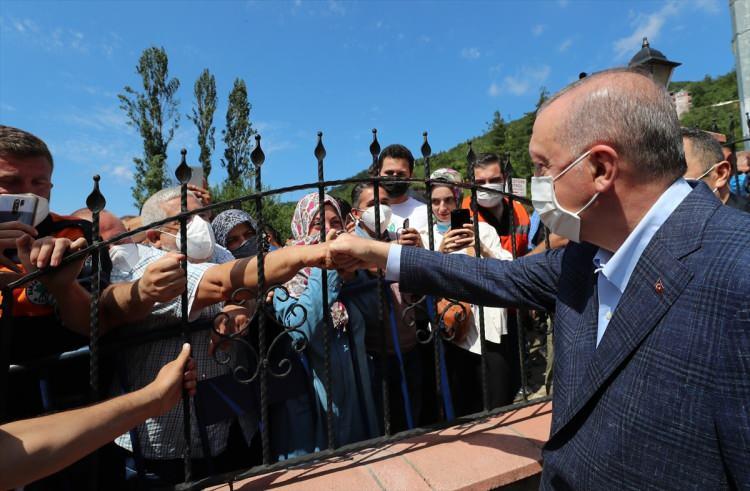 <p>Cumhurbaşkanı Erdoğan, evleri zarar görenlerin konutlarının da fevkalade bir durum olmadıkça 1 yıl içerisinde bitireleceğini söyledi.</p>
