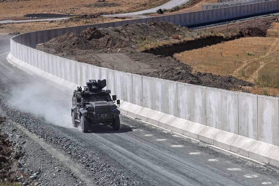 <p><strong>- Takviye birlikler güç kattı</strong></p>
<p>Bölgede 6. Hudut Tugay Komutanlığına bağlı 9 tabur, 44 karakolda görev yapan askerler, devriye ve gözetleme faaliyetleriyle İran sınırında güvenliği sağlamak için mücadele veriyor.</p>
<p> </p>