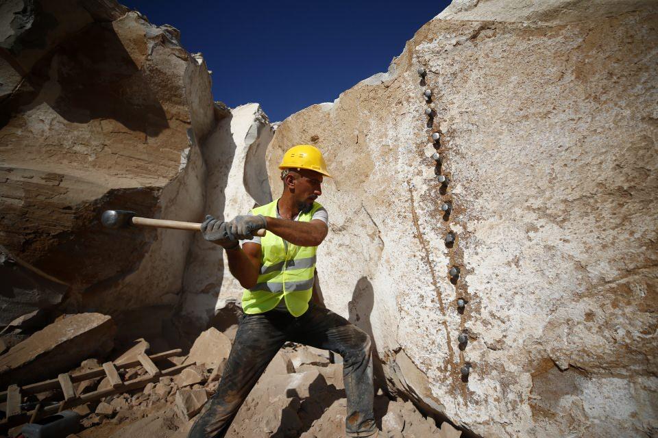 <p><strong>- "Taşın kırımını bilemezseniz sonu facia ile bitebilir"</strong></p>

<p>Tezcan, yerine göre 40 ile 200 ton aralığındaki kayaları parçaladığını belirterek, "Kayaların ağırlıkları yerine göre değişiyor. En büyük kırdığım kaya, 14 metre uzunluğunda, 6 metre genişliğinde. Parçalanış sesinden ürperebilirsin. Bu iş tecrübe ve bilgi istiyor. Her şeyden önce yetenek istiyor. Eğer bu taşın kırımını bilemezseniz sonu facia ile bitebilir." diye konuştu.</p>

<p> </p>
