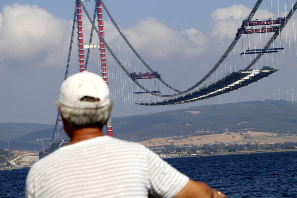 <p>Büyük bir ihtimalle 18 Mart 2022 tarihinde açılacağını umuyoruz. Memleket için hayırlısı olsun. Tabi sıkıntısı da oldu sitemize, 2 senedir tozu ve gürültüsünü de çekiyoruz. İnşallah bundan sonra faydasını göreceğiz diye düşünüyoruz. Trafiği hafifleteceğine inanıyoruz. Yıllardır feribotlarla vatandaşların İstanbul'a gidiş gelişlerinde hafta sonu ve bayramlarda sıkıntı oluyordu. Köprüyle bu sıkıntı halledilmiş olacak. Fiyatlar da uygun olursa vatandaş geçebilir diye düşünüyoruz" dedi.</p>
<p> </p>