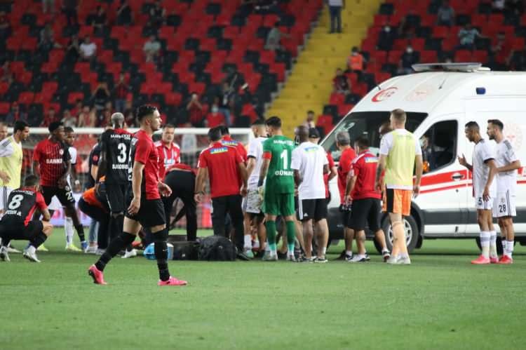 <p>Beşiktaş: "Futbol Takımımızın Gaziantep ile oynadığı müsabakada yaşadığı rahatsızlık nedeniyle oyuna devam edemeyen Fabrice N'Sakala, bilinci açık bir şekilde tedbir amacıyla hastaneye sevk edilmiştir." </p>
