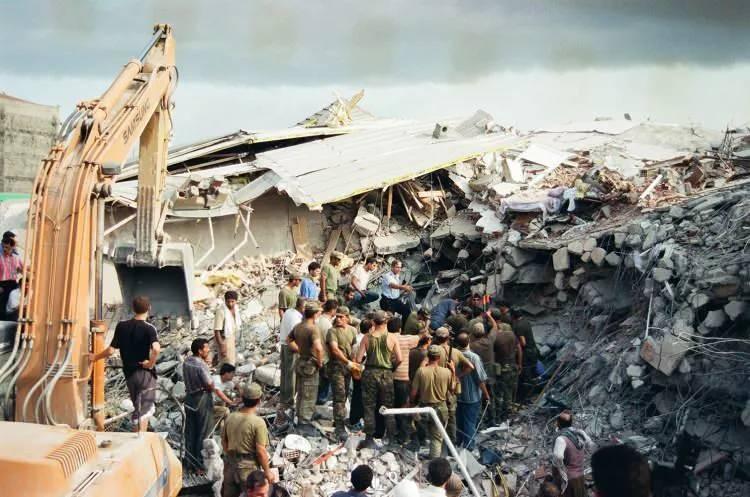 <p>Yaklaşık 200 bin kişinin evsiz kaldığı, 66 bin 441 konut ve 10 bin 901  iş yerinin yıkıldığı depremde, 16 milyona yakın insan değişik düzeylerde  etkilendi, 285 bin 211 konut ve 42 bin 902 iş yerinde hasar tespit edildi.</p>

<p> </p>
