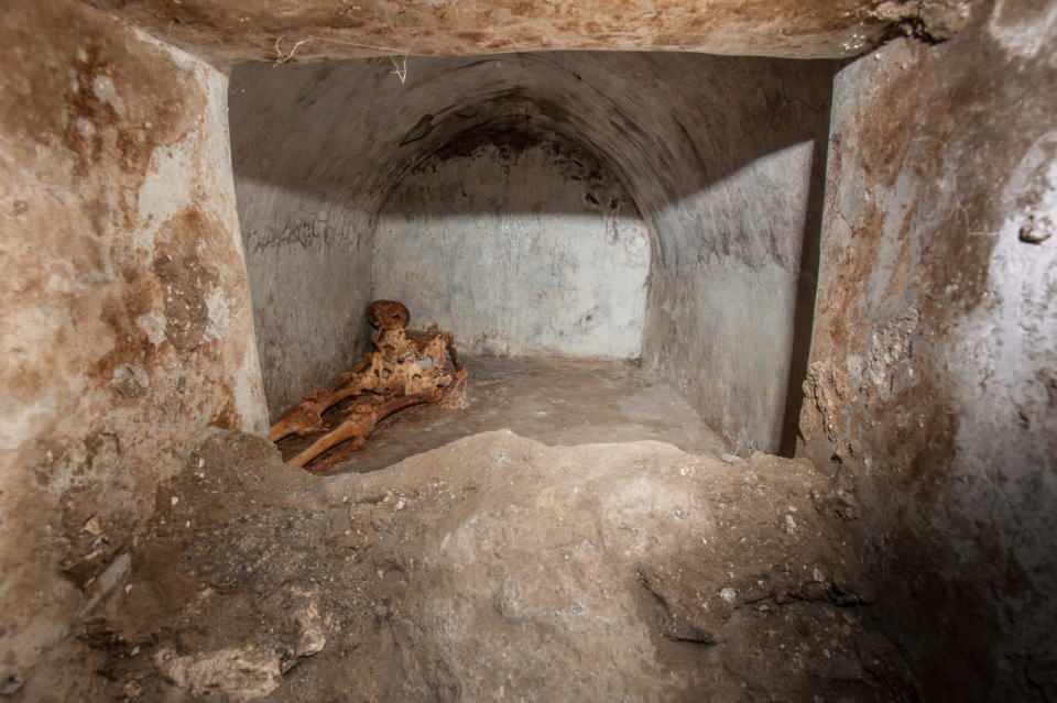 <p>Pompeii Arkeloji Parkı tarafından yapılan açıklamaya göre, Pompeii’nin kent merkezinin doğusundaki Porta Sarno nekropolünde, antik bir mezara gömülü Marcus Venerius Secundio’ya ait olduğu ifade edilen bir kişinin mumyalanmış kalıntıları bulundu. </p>
