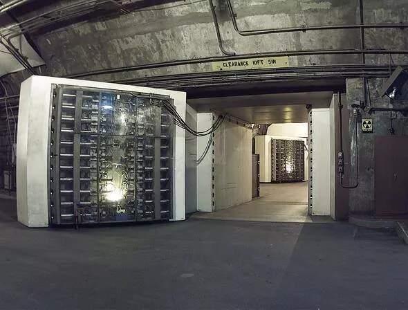 <p>Burada tünel granit taşlar ile çok iyi korunuyor.  İlginçtir ki Cheyenne Dağ kompleksi, popüler TV şovu Stargate SG-1’de kurgusal Yıldız Geçidi Komutanlığı’nın da eviydi.</p>
