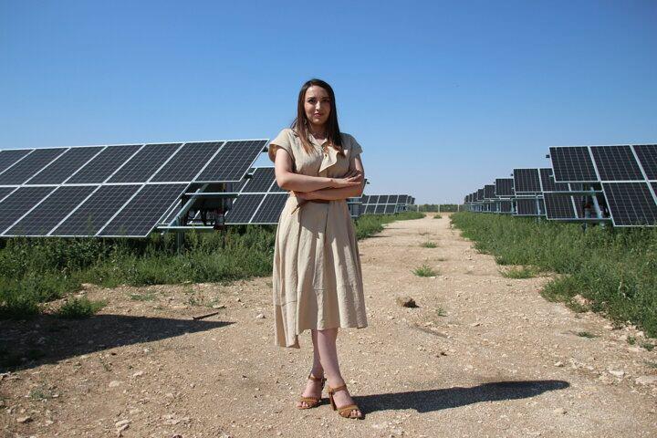 <p>Karçaaltıncaba ürettikleri enerjinin, elektrik dağıtım şirketi üzerinden çevredeki hanelere ve iş yerlerine verildiğini anlattı.</p>
