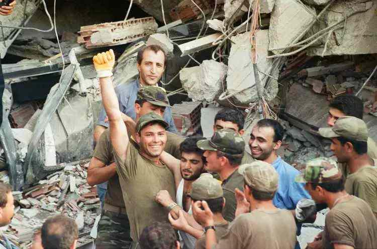 <p>TBMM Deprem Riskinin Araştırılarak Deprem Yönetiminde Alınması  Gereken Önlemlerin Belirlenmesi Amacıyla Kurulan Meclis Araştırması  Komisyonunun Temmuz 2010 tarihli raporuna göre, depremde 17 bin 480 kişi  hayatını kaybetti, 43 bin 953 kişi yaralandı.</p>

<p> </p>
