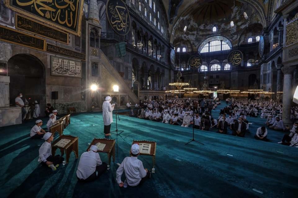 <p>Kur'an-ı Kerim'de tekrarlanan ayetler olduğuna dikkati çeken Erbaş, "Çünkü Kur'an-ı Kerim'i başından okumaya başlayan bir Müslüman, belki 1 ayda belki 2 ayda belki 1 yılda sonunu getirebilir. İşte ara ara o sayfalarda önemli konuları Rabbimiz unutmayalım diye bize hatırlatıyor. Biz de öğrendiklerimizi unutmamak için tekrarlayacağız." değerlendirmesini yaptı.</p>
<p> </p>