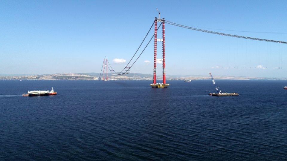 <p>Tahminen en büyüklerinden bir tanesi. Onların tutucu halatların montajını bugün gözlemliyoruz. Onları yukarı doğru çekiyorlar ve kancalarını hazırlıyorlar. </p>
