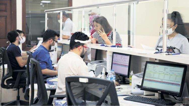 <p>2 PUANLIK ARTIŞ</p>

<p>Öncelikle memur sendikalarının refah payı talebi karşılık buluyor. Bu noktada zamlara ilaveten yüzde 2 oranında refah payı gündemde. Ayrıca her yıl için 100 TL'lik seyyanen artış da düşünülüyor</p>
