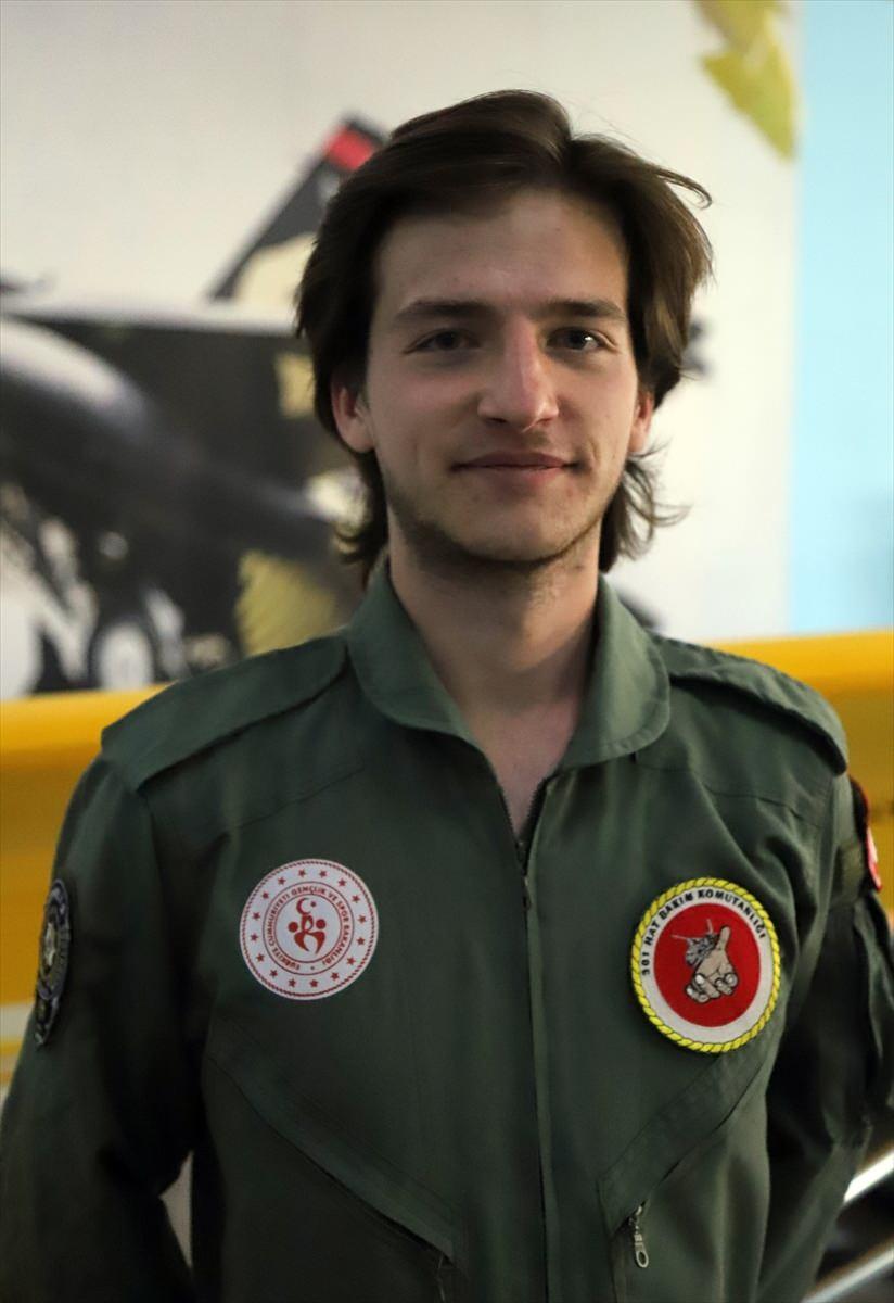 <p>Kendilerine Selçuk Bayraktar'ı örnek aldıklarını belirten Sarı, "Kendimizi kademe kademe ilerleterek bu yolda büyümek istiyoruz. 7 aydır uçağımızın üzerinde çalışıyoruz. Uçağın tüm hesaplamalarını bizler yaptık. Parçalarını lazer makinesinde bizler kestik ve biz monte ettik. " diye konuştu.<br />
 </p>
