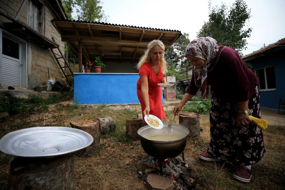 <p>Yaşa, aşure yaptıktan sonra manevi açıdan kendisine bir rahatlama, hanesine de bereket geldiğini vurgulayarak, "Aşure yaparken dualar okuruz. Allah'a yalvarırız, bize sağlık, bereket, bolluk versin. Devletimizin varlığı için dua ederiz. Aşuremiz olunca da komşularımıza ikram ederiz." dedi.</p>
<p> </p>