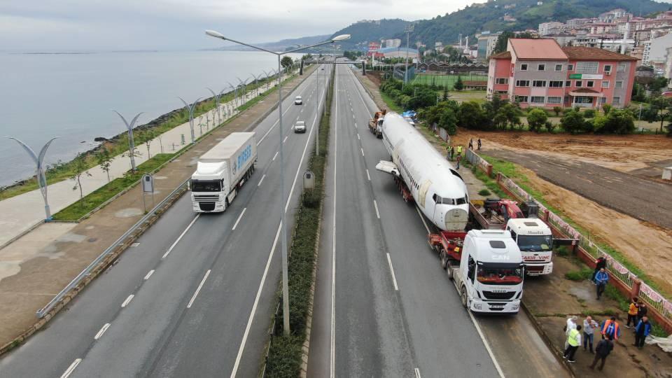 <p>Sahil yolu uçağın geçişi sırasında bir süreliğine trafiğe kapatıldı. Geçişler ilçe merkezinden yapılırken, ilçedeki sahil bölümüne vinçler ve tır yardımıyla getirilen uçak burada iki ay sürecek bir çalışmayla yerine yerleştirildikten sonra 7-8 ay içerisinde hizmete açılması planlanıyor.<br />
</p>