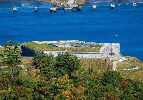 <p><strong>Fort Knox</strong></p>
<p>Fort Knox’un iyi korunan yerlerden biri olması pek şaşılacak bir durum değil çünkü bu yer ABD’nin 'külçe muhafazası' durumunda…</p>