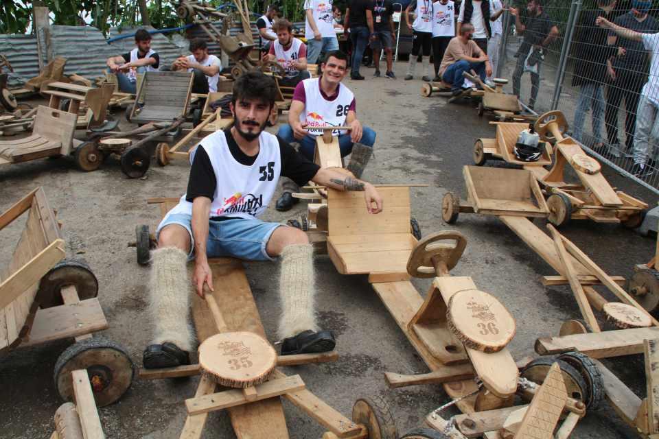 <p><strong>SAATTE 70 KM HIZA KADAR ÇIKTILAR</strong></p>

<p>Yarışlarda motor, fren ve demir parçanın kullanılmadığı araçlarla 1600 metrelik parkuru tamamlayarak, bitiş çizgisine ulaşılmaya çalışıldı. </p>
