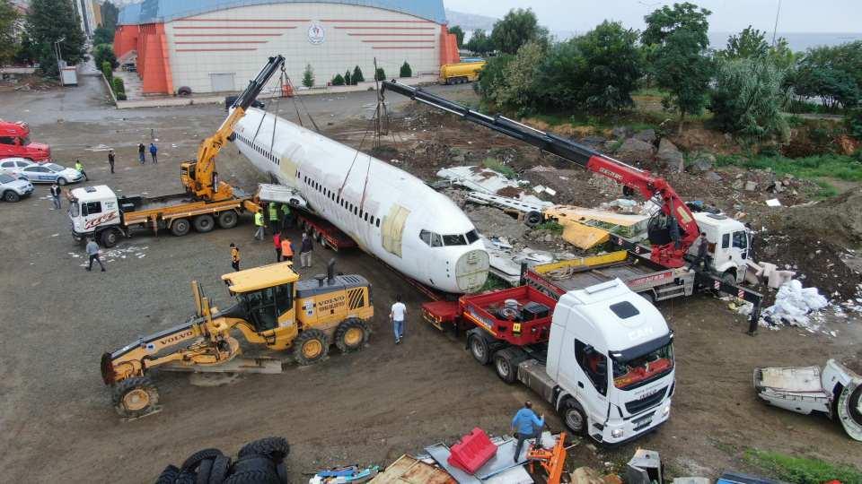 <p>Uçak, iniş takımlarının balçığa saplanması sonucu denize 25 metre kala durabildi. Kazada yolcular sağ salim kurtarılırken, uçak 20 saat süren operasyonla saplandığı yerden kurtarılarak Trabzon Havalimanı’nda güvenli bir bölgeye çekilmişti. </p>