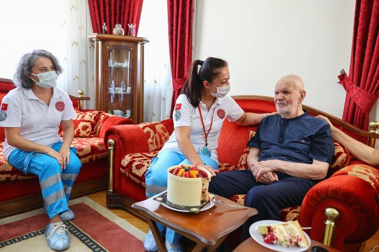 <p>Doğum günü kutlamasının kendilerini çok mutlu ettiğini vurgulayan Kiriş, şunları kaydetti: "Babamızın evden çıkma imkanı yok ama ona rağmen aşılarını eksiksiz yaptırdı. Keşke Türkiye'de herkes özellikle de gençlerimiz aşılarını yaptırsalar ve virüsten bir an önce kurtulsak. </p>