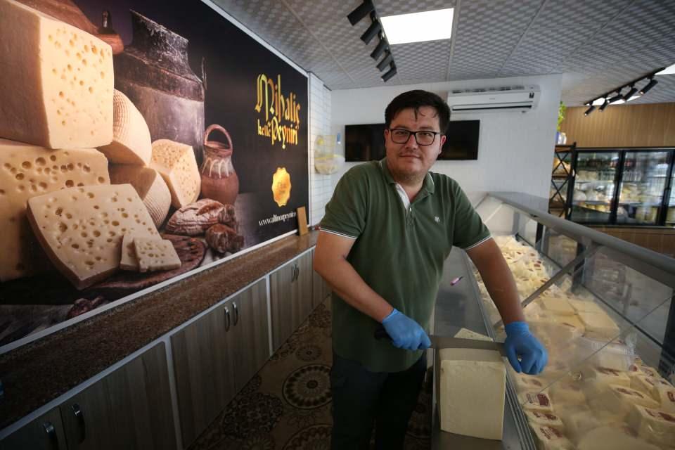 <p>Altınöz, AA muhabirine, 7 yıldan bu yana peynir işinde olduğunu ifade etti. Siyaset bilimi ve kamu yönetimi bölümünden mezun olmasının kendisine katkı sağladığını ifade eden Altınöz, şöyle konuştu:</p>
<p>"Üniversiteye gitmeden önce de bu işi yapacağımı biliyordum ama kendime 'Bu işi farklı bir şekilde nasıl yapabilirim?' sorusunu sordum. </p>