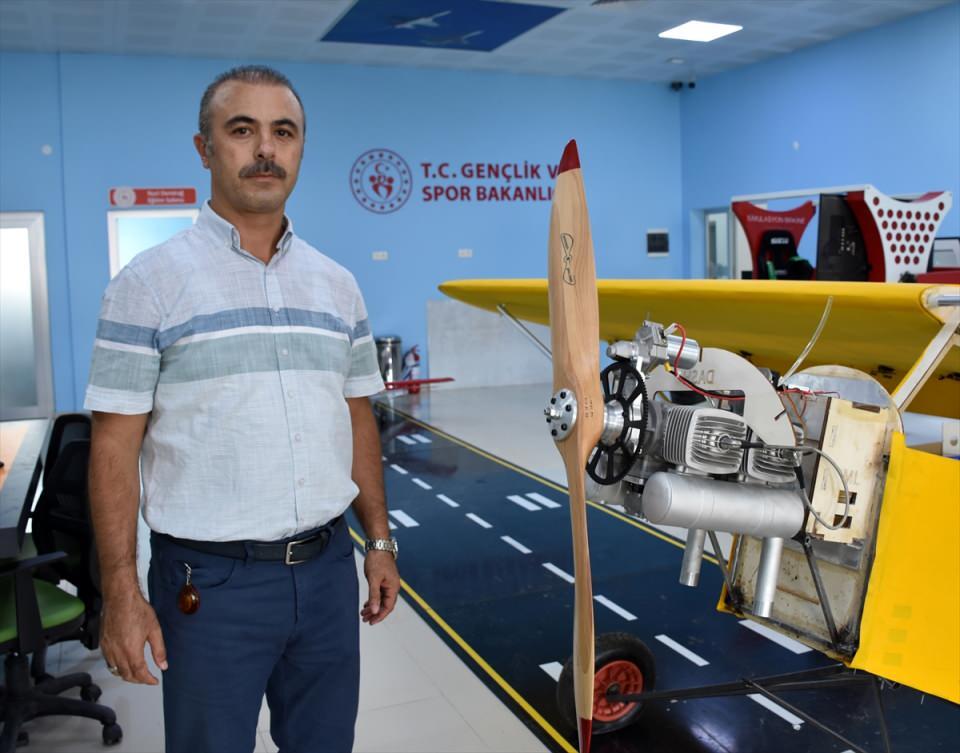 <p>Uçağımız birkaç eksiğinin de tamamlanmasının ardından uçmaya hazır. Test uçuşlarına en kısa zamanda başlayacağız. Gençlerimizi Guinness Rekorlar Kitabı'na başvurması için bizler yönlendirdik. Bu uçaktan sadece Aksaray değil tüm dünyanın bilmesi için böyle bir yönlendirme yaptık. Guinness yetkililerini bekliyoruz. İnşallah uçak bittikten sonra gelip tescil edecekler ve Guinness Rekorlar Kitabı'nda yerimizi alacağız."</p>
