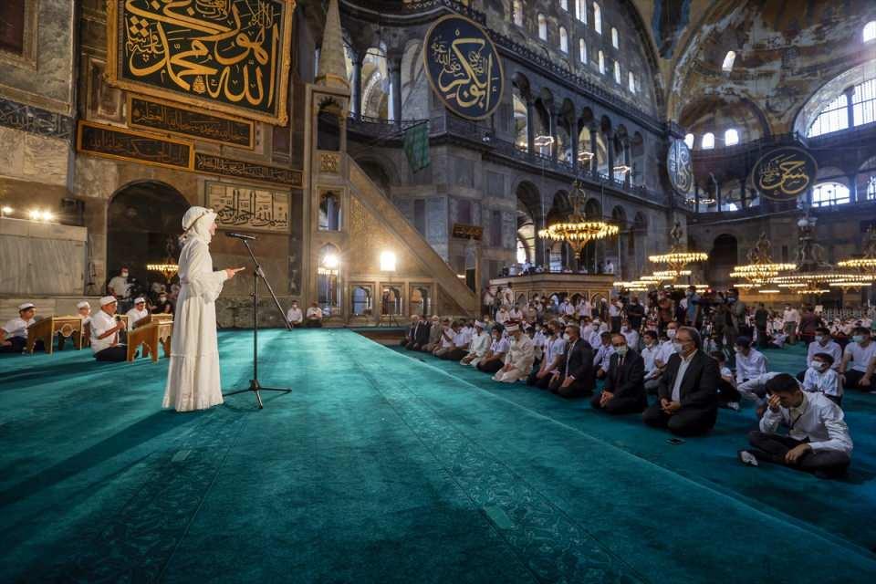 <p><strong>- "Öğrendiklerimizi unutmamak için tekrarlayacağız"</strong></p>

<p>Diyanet İşleri Başkanı Erbaş, öğrencilere yaz Kur'an kursunda öğrendiklerini unutmamaları için bol bol tekrar tavsiye etti.</p>

<p> </p>
