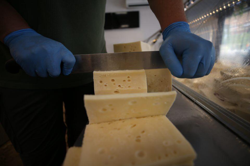<p>Sütçülük yapan dedesinden mesleği öğrenen Mustafa Altınöz, 2014'te babası Veli Ömer Altınöz ve annesi Şeküre Altınöz'ün desteğiyle Mihaliç peyniri üretimine başladı. </p>
