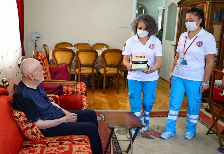 <p>Sağlık ekipleri, Uygun ile bakımını üstlenen kızı ve damadına moral olması için sürpriz bir doğum günü kutlaması yapmaya karar verdi. Evde Uygun'a üçüncü doz aşı yapan ekipler, getirdikleri pastayı da hep beraber kesti.</p>
