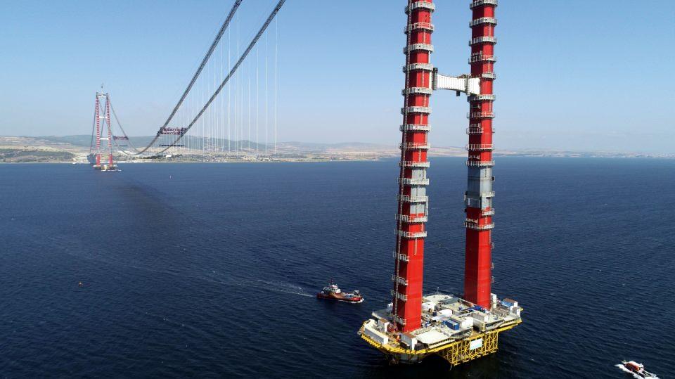 <p><strong>'ADIM ADIM KÖPRÜNÜN GELİŞMESİNİ İZLİYORUZ'</strong></p>
<p>Lapseki ilçesi Şekerkaya mevkisindeki yazlığında yaşayan Ali Tülümen, komşularıyla birlikte her gün köprüde devam eden çalışmaları izlediklerini söyledi. Tülümen, "Adım adım köprünün gelişmesini ve inşaatını izliyoruz. Bugün de gemiyle yeni bir tabliyenin geldiğini görüyoruz. </p>