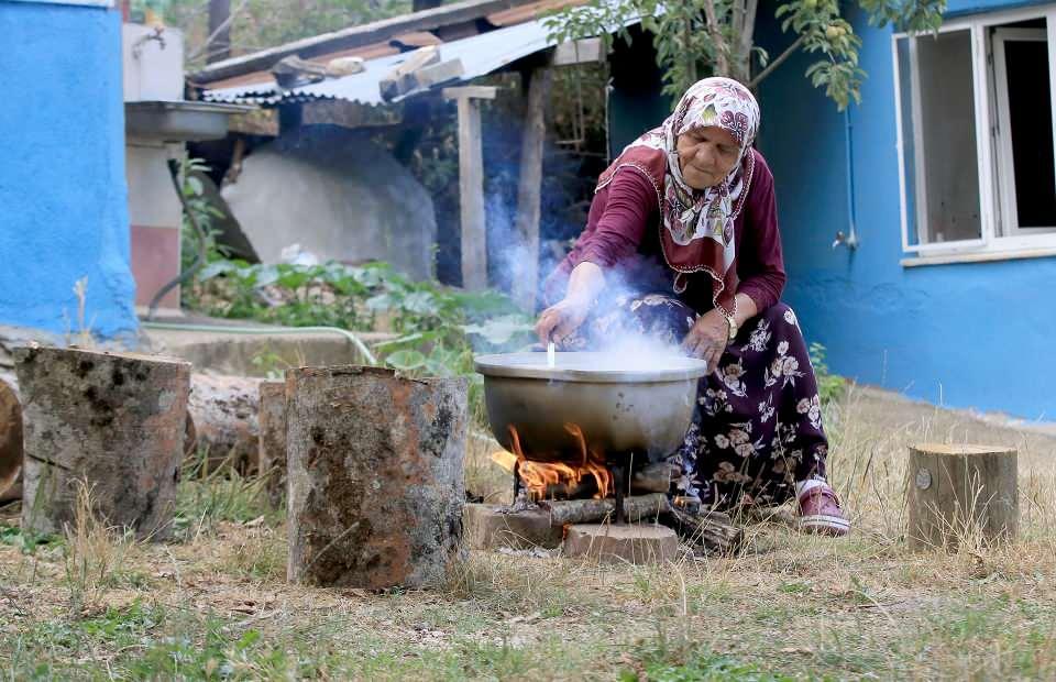 <p>Hz. Nuh'un tufan sonrası karaya bastığında elinde kalan son malzemelerle yaptığı aş olan, bolluk ve bereketin simgesi aşure, muharrem ayında damakları tatlandırmaya devam ediyor.</p>

<p> </p>
