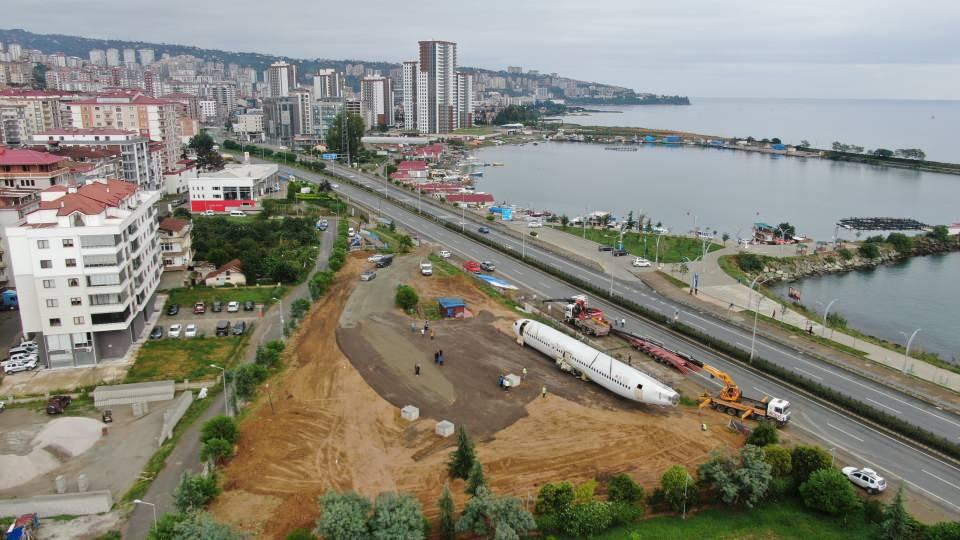 <p>Uçağımızı bu sabah erken saatlerde teknik ekiple beraber yerine aldık. Bundan sonra teknik ekibin burada 2 aylık bir çalışması olacak uçağı, uçak vaziyetine getirecekler. Ondan sonrada normal yerine alacağız. </p>