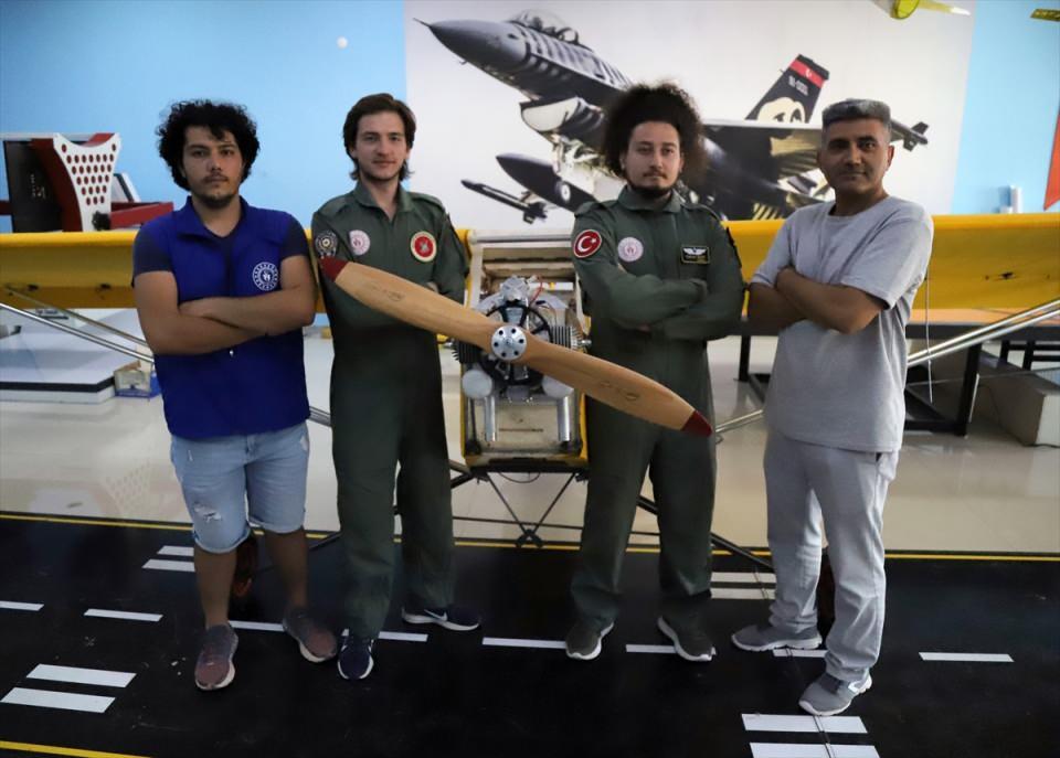 <p><strong>- "Herkes merak içerisinde sonucu bekliyor"</strong><br />
<br />
ASÜ elektrik-elektronik ön lisans mezunu Atakan Kaya ise model uçak ve insansız hava araçlarıyla 3 yıldır ilgilendiğini aktardı.<br />
</p>