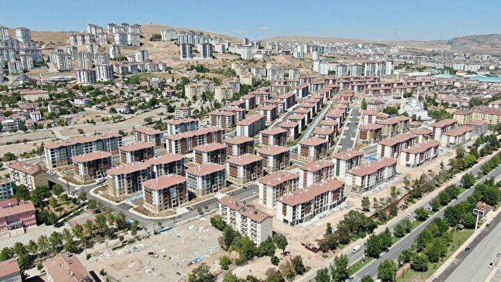 <p><strong>"Eski evlere göre hakikaten çok güzel ve kullanışlı"</strong></p>
<p>Taşınalı 10 gün olduğunu aktaran Recai Dikbaş, “Eski evlere göre hakikaten çok güzel ve kullanışlı. Evler çok güzel ve sağlam. Evlerde tuğla yok hep tünel beton. Çok güvenilir, rahatız. Bir şikayetimiz yok. Allah devletimize ve milletimizi zeval vermesin. Hiç depremleri hissetmiyoruz. Burada yetkililerin söylediğine göre, 7.5 şiddetine bile dayanıklı...</p>