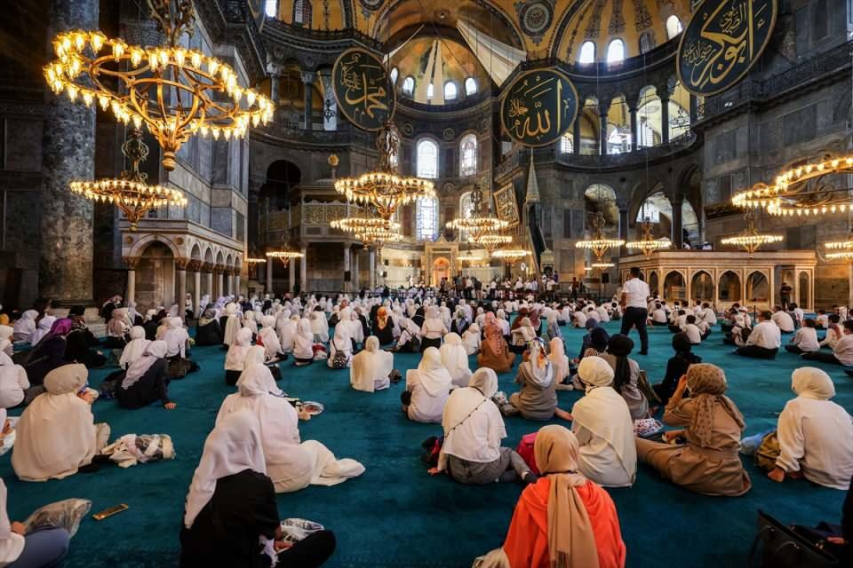 <p>Hz. Muhammed'in 23 sene boyunca Rabbinden aldığı vahiy ve Kur'an Kerim ile insanlığı karanlıklardan aydınlığa çıkarmak için gayret ettiğini dile getiren Erbaş, okullardaki Kur'an-ı Kerim ve Peygamberin Hayatı derslerinin ise yeterli olmadığını ifade etti.</p>
<p> </p>