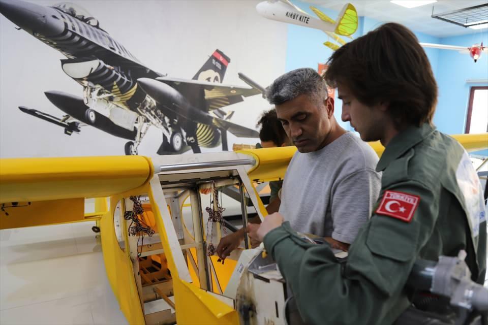 <p>Uçağı kumanda sayesinde yönlendiriyoruz. Biz model uçak yapmaya ilk olarak simülasyon eğitimi alarak başladık. 1,5-2 metrelik uçakları yaptık ve uçurduk. Ardından eğitimlerimiz tamamlandı. Tek başımıza uçuşlarımızı yaptıktan sonra yavaş yavaş boyut büyütmeye başladık. 3 metrelik uçaklar yaptık. </p>