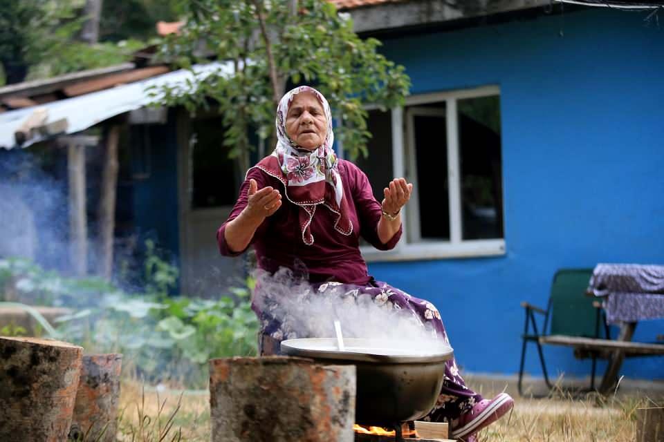<p>Kırklareli'nde odun ateşi ile yakılan ocakların üzerindeki tencerelerde kaynamaya başlayan aşure, bazı köylerde imece usulü yapılıyor.</p>
<p> </p>