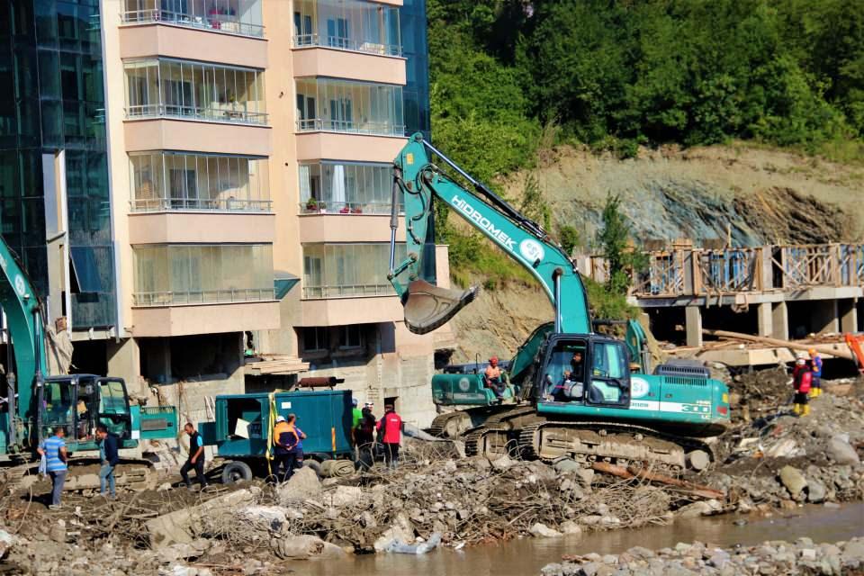<p>Kastamonu’nun Bozkurt ilçesinde yaşanan sel felaketinin ardından 6'ncı günde de çalışmalar aralıksız devam ediyor. </p>
