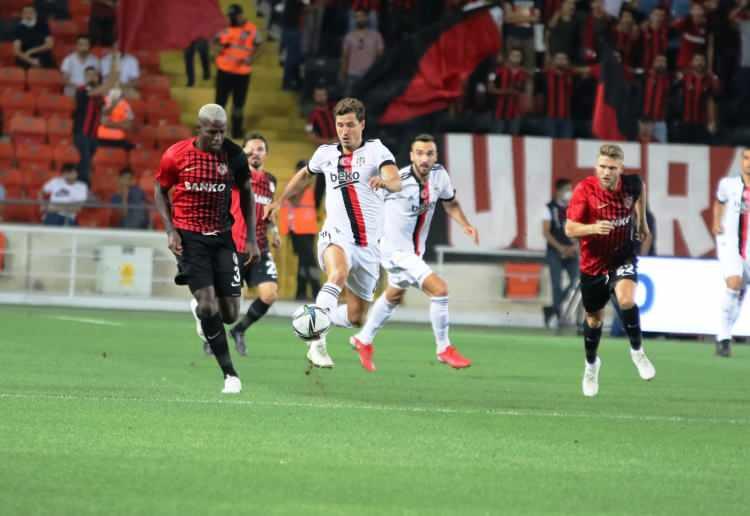 <p>Süper Lig'in 2. haftasında Beşiktaş deplasmanda Gaziantep FK ile 0-0 berabere kalarak puan kaybı yaşadı.</p>
