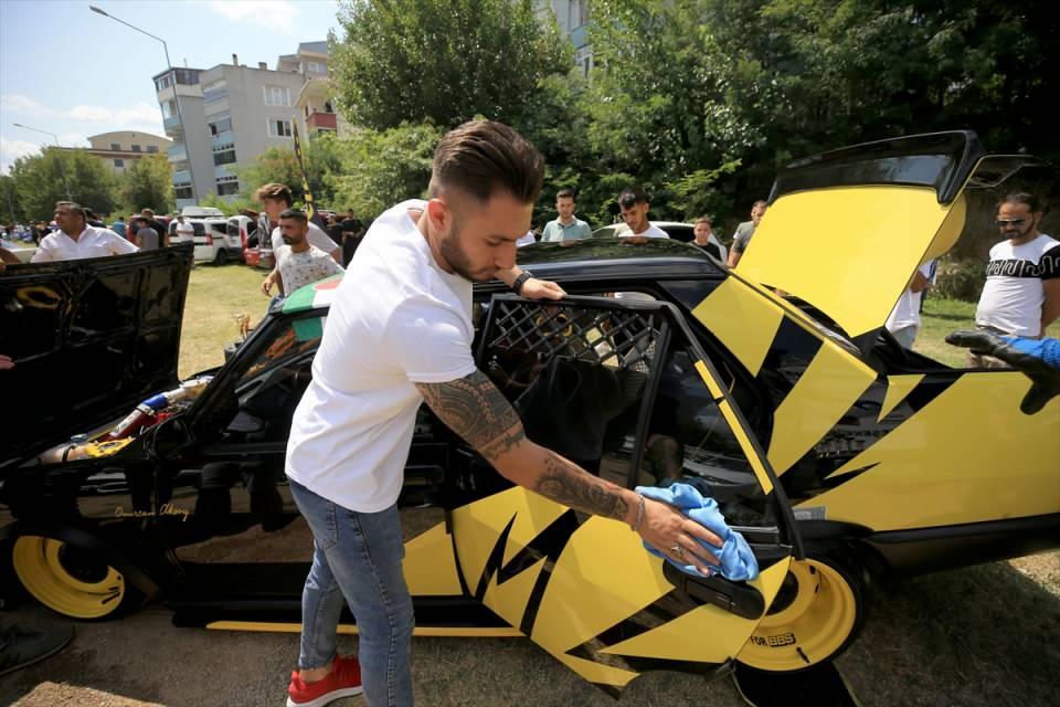 <p>Etkinliğin çok güzel geçtiğini belirten Bölükbaşı, mutlu insanlar kenti Kırklareli'nde rengarenk araçları görmekten büyük bir keyif aldıklarını kaydetti.</p>
<p> </p>