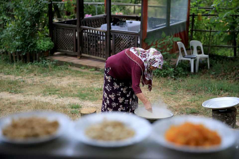 <p>Hazırlanışı: Nohut, fasulye ve buğday akşamdan ıslatıldıktan sonra ayrı ayrı pişirilir. Ardından erken saatte kazana konularak diğer malzemelerle kıvam alıncaya kadar kaynatılır.</p>
<p> </p>