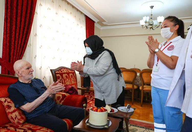 <p>Ali Kiriş de sağlık ekibinin her zaman yanlarında olduğunu, Kovid-19 sürecinde sık sık kayınpederini evlerinde ziyaret ettiklerini anlattı.</p>