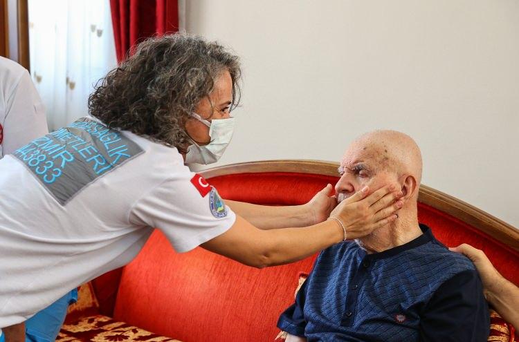 <p>Ben üçüncü aşımı olmama rağmen sokağa çıkamıyorum, keşke gençlerimiz de babamızı örnek alsalar da aşılarını yaptırmış olsalar."</p>
