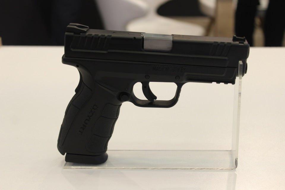 <p><strong>ASİ 21’İN MENZİLİ 650 METRE</strong></p>
<p>Türkiye’ye yakışır bir şekilde en iyi silahı üretmek için çalıştıklarını vurgulayan Özyurt, “ASİ 21’in etkili menzili 600-650 metredir. Hafiflik olarak 4 kiloya yakın ama 3 kilonun altına düşürmeyi planlıyoruz. 30 şarjör kapasitesi var. Arap ve Afrika ülkelerinden yoğun talep var. Gerekli görüşmeleri yapıyoruz. Piyade tüfeğinin prototipleri bitti, 15 gün içerisinde seri üretime geçiyoruz. Arap ülkelerinden 5 adet sipariş aldık. Aylık ASİ 21’den bin ile bin 500 adet üretmeyi hedefliyoruz. Talep geldikçe makine, teçhizatı artırıp, üretim kapasitesini yukarı çekeriz. Cumhurbaşkanı Recep Tayyip Erdoğan’a teşekkür ediyorum. Savunma sanayinin önünü açmıştır, fabrika kurmamıza vesile olmuştur. Bize de düşen en iyi silahlı üretmektir” diye konuştu.</p>