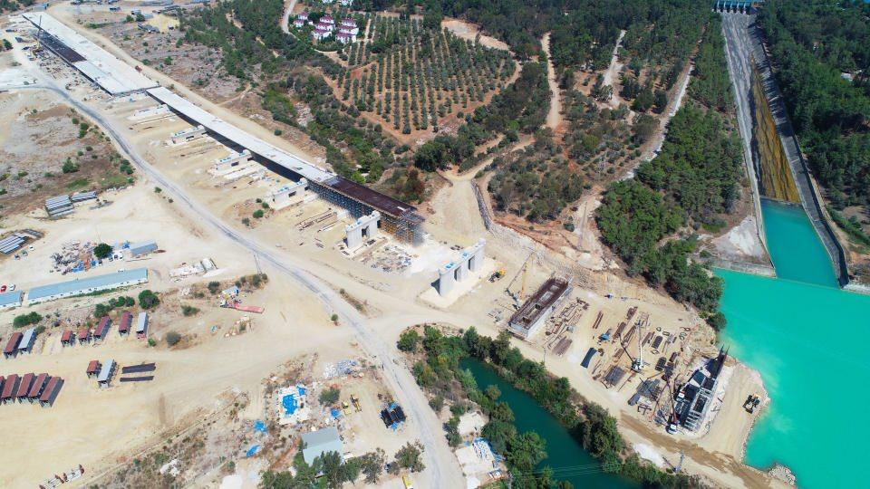<p>Bu Adana’mızda sevinçle karşılandı. Çünkü bu hükumetimizin Adana’ya tek kalemde vermiş olduğu desteklerden bir tanesiydi. Rekabet koşulları fazlasıyla sağlanıp 700 milyon liralık proje 492 milyon TL’ye önemli firmalardan birisi tarafından alındı. Ekim 2020’den bu yana projemiz hız kazandı” diye konuştu.</p>

<p> </p>
