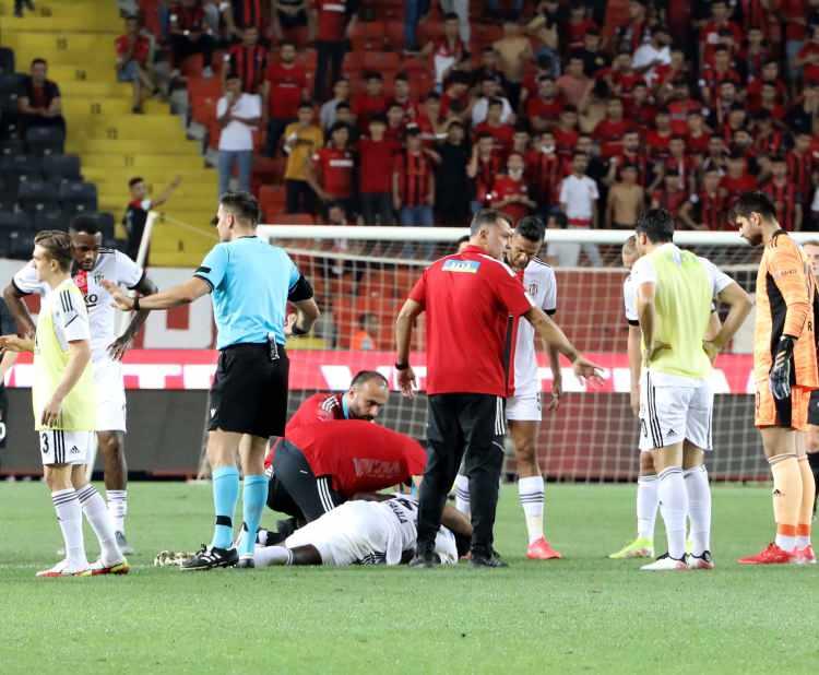 <p>Beşiktaş'ın Gaziantep ile oynadığı maçta fenalaşarak kendini yere bırakan Fabrice N'Sakala, saha içine giren ambulansla hastaneye kaldırıldı.</p>
