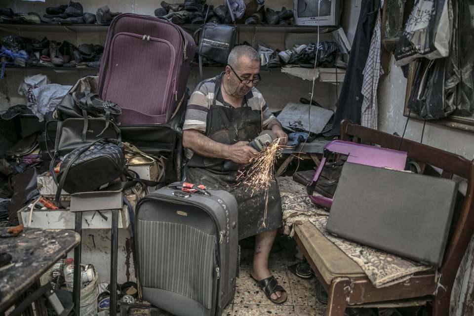 <p>Yeni jenerasyonun ayakkabı tamirciliğine (köşkerlik) ilgi göstermediğini bu nedenle mesleği öğretecek çırak bulmakta zorlandığını söyleyen Yenilmez, "Ben halen evimden iş yerine 3 kilometre yol yürüyerek gelirim. </p>