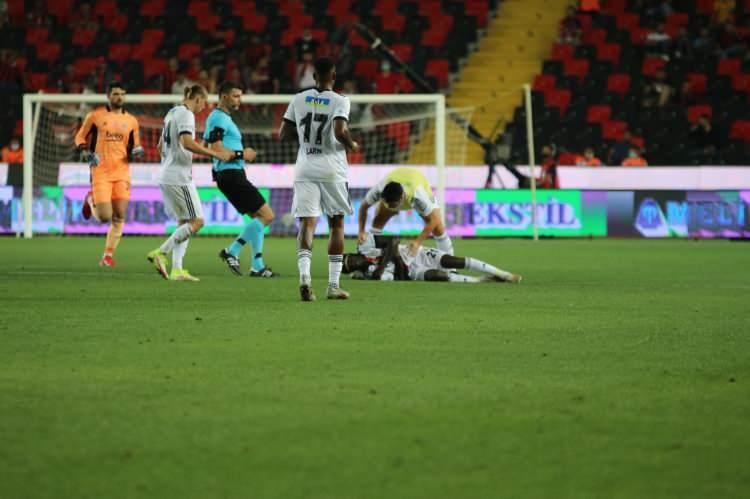 <p>Maçın 70. dakikasında Beşiktaşlı Fabrice N'Sakala bir anda yere yığıldı.</p>
