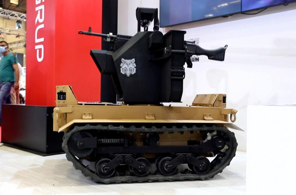 <p>Best Grup Genel Müdür Yardımcısı Özgür Derebaşı, 15. Uluslararası Savunma Sanayii Fuarı'nda (IDEF 2021) AA muhabirine yaptığı değerlendirmede, yapay zeka destekli, uzaktan kumandalı, dual ve 20 milimetre olarak tasarlanan silah kuleleri hakkında bilgi verdi.</p>
<p> </p>