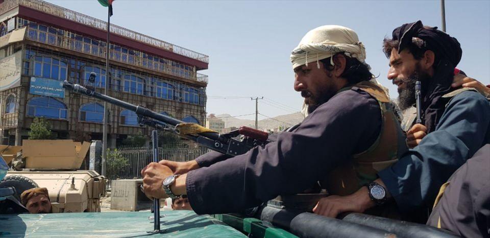 <p>AA muhabiri, Taliban militanlarının, Kabil'in merkezine 8 kilometre uzaklıktaki sanayi bölgesi Bagrami'ye ve 5 kilometre uzaklıktaki Deşt-i Berçi'ye girdiğini aktardı.</p>
<p> </p>