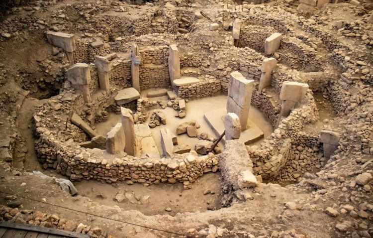 <p>Dr. Clare, "Göbeklitepe hala benzersiz, özel bir yer; ancak yeni bulgular daha önce diğer kazılarda elde edilen bilgilerle daha uyumlu. Burası, sürekli iskanın olduğu tam teşekküllü bir yerleşim yeriydi. Alan hakkındaki tüm anlayışımızı değiştirdi" dedi.</p>

<p> </p>
