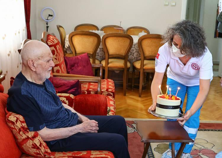 <p>Makedonya'da dünyaya gelen 6 çocuk 30 torun sahibi Uygun, 27 yıl önce eşini kaybedince, Çiğli ilçesinde kızı Ayşe ve damadı Ali Kiriş'in yanında yaşamaya başladı.</p>